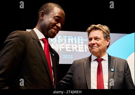 Industriekonferenz 2023: Wally Adeyemo Robert Habeck Europa, Deutschland, Berlin, 31.10.2023: Industriekonferenz 2023 - US-stellv. Finanzminister Wally Adeyemo in Gesräch mit Bundeswirtschaftsminister Robert Habeck. Industriekonferenz 2023 mit hochrangigen Akteurinnen und Akteuren aus dem in- und Ausland, aus Industrie, Wirtschaft, Arbeitgeberverbänden, Gewerkschaften und Politik. Gesprächsthemen sind die Herausforderungen fuÌˆr die Transformation und aktuelle industriepolitische Entwicklungen. Im Vordergrund stehen die Handlungsfelder Wettbewerbsfähigkeit, Klimaschutz, Lieferketten, Rohstof Stockfoto