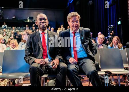 Industriekonferenz 2023: Wally Adeyemo Robert Habeck Europa, Deutschland, Berlin, 31.10.2023: Industriekonferenz 2023 - US-stellv. Finanzminister Wally Adeyemo in Gesräch mit Bundeswirtschaftsminister Robert Habeck. Industriekonferenz 2023 mit hochrangigen Akteurinnen und Akteuren aus dem in- und Ausland, aus Industrie, Wirtschaft, Arbeitgeberverbänden, Gewerkschaften und Politik. Gesprächsthemen sind die Herausforderungen fuÌˆr die Transformation und aktuelle industriepolitische Entwicklungen. Im Vordergrund stehen die Handlungsfelder Wettbewerbsfähigkeit, Klimaschutz, Lieferketten, Rohstof Stockfoto