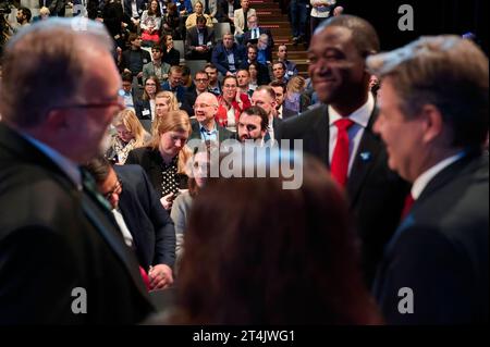 Industriekonferenz 2023: Wally Adeyemo Robert Habeck Europa, Deutschland, Berlin, 31.10.2023: Industriekonferenz 2023 - US-stellv. Finanzminister Wally Adeyemo in Gesräch mit Bundeswirtschaftsminister Robert Habeck. Industriekonferenz 2023 mit hochrangigen Akteurinnen und Akteuren aus dem in- und Ausland, aus Industrie, Wirtschaft, Arbeitgeberverbänden, Gewerkschaften und Politik. Gesprächsthemen sind die Herausforderungen fuÌˆr die Transformation und aktuelle industriepolitische Entwicklungen. Im Vordergrund stehen die Handlungsfelder Wettbewerbsfähigkeit, Klimaschutz, Lieferketten, Rohstof Stockfoto