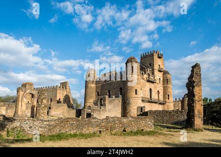 Fasil Ghebbi oder Gondars Castle mit blauem Himmel und weißen Wolken in Gondar, Äthiopien Stockfoto