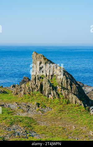 Landschaft mit ungewöhnlichen Felsformationen gegen das Meer. Atlantikküste in Galicien, Spanien Stockfoto