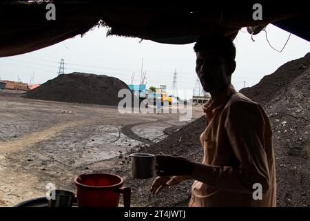 Größter Kohlegeschäftsplatz in Bangladesch. Dieses Bild wurde am 29. Mai 2022 aus Gabtoli in Bangladesch aufgenommen Stockfoto