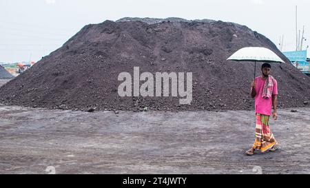 Größter Kohlegeschäftsplatz in Bangladesch. Dieses Bild wurde am 29. Mai 2022 aus Gabtoli in Bangladesch aufgenommen Stockfoto