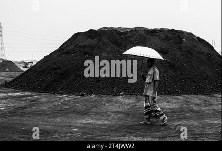 Größter Kohlegeschäftsplatz in Bangladesch. Dieses Bild wurde am 29. Mai 2022 aus Gabtoli in Bangladesch aufgenommen Stockfoto