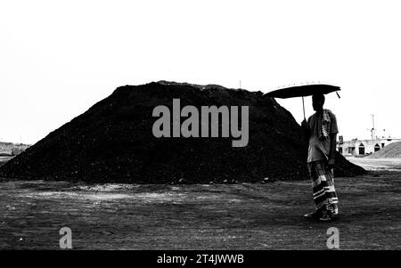 Größter Kohlegeschäftsplatz in Bangladesch. Dieses Bild wurde am 29. Mai 2022 aus Gabtoli in Bangladesch aufgenommen Stockfoto