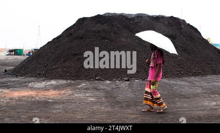 Größter Kohlegeschäftsplatz in Bangladesch. Dieses Bild wurde am 29. Mai 2022 aus Gabtoli in Bangladesch aufgenommen Stockfoto