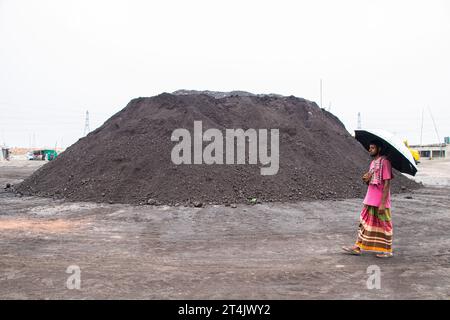 Größter Kohlegeschäftsplatz in Bangladesch. Dieses Bild wurde am 29. Mai 2022 aus Gabtoli in Bangladesch aufgenommen Stockfoto