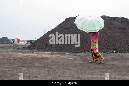 Größter Kohlegeschäftsplatz in Bangladesch. Dieses Bild wurde am 29. Mai 2022 aus Gabtoli in Bangladesch aufgenommen Stockfoto