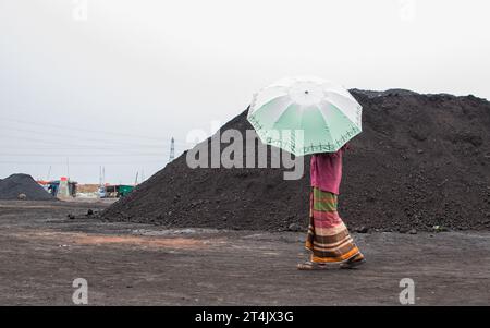 Größter Kohlegeschäftsplatz in Bangladesch. Dieses Bild wurde am 29. Mai 2022 aus Gabtoli in Bangladesch aufgenommen Stockfoto