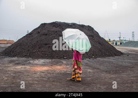 Größter Kohlegeschäftsplatz in Bangladesch. Dieses Bild wurde am 29. Mai 2022 aus Gabtoli in Bangladesch aufgenommen Stockfoto