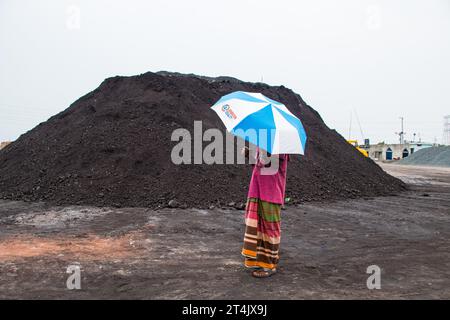Größter Kohlegeschäftsplatz in Bangladesch. Dieses Bild wurde am 29. Mai 2022 aus Gabtoli in Bangladesch aufgenommen Stockfoto