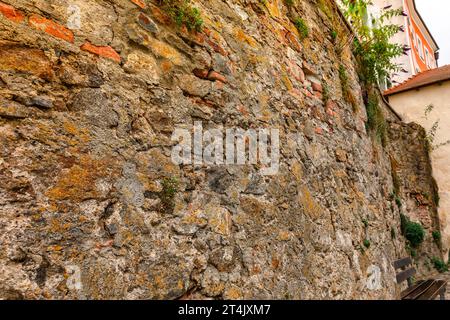 Altes Mauerwerk der Festungsmauer am Damm in Passau. Zusammenfluss der drei Flüsse Donau, Inn, Ilz, Bayern, Deutschland. Hochwertige Fotos Stockfoto