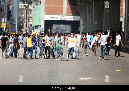 Dhaka, Wari, Bangladesch. 31. Oktober 2023. Bangladeschs Bekleidungsarbeiter protestieren gegen faire Löhne in Dhaka  die Bekleidungsarbeiter, die in den letzten Tagen protestiert hatten, um eine Erhöhung ihrer Löhne zu fordern, behaupteten, dass lokale Führer und Aktivisten der Awami-Liga sie angegriffen hätten. Bangladeschische Bekleidungsarbeiter schreien Parolen, während sie während eines Protestes im Gebiet Mirpur in Dhaka, Bangladesch, am 31. Oktober 2023 eine Straße blockieren. (Kreditbild: © Habibur Rahman/ZUMA Press Wire) NUR REDAKTIONELLE VERWENDUNG! Nicht für kommerzielle ZWECKE! Stockfoto