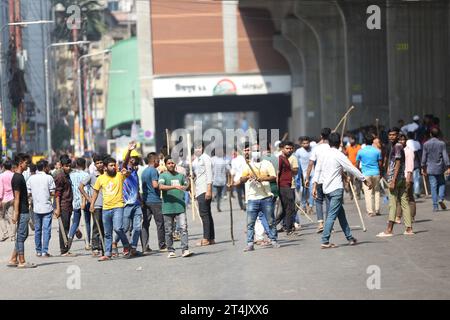 Dhaka, Wari, Bangladesch. 31. Oktober 2023. Bangladeschs Bekleidungsarbeiter protestieren gegen faire Löhne in Dhaka  die Bekleidungsarbeiter, die in den letzten Tagen protestiert hatten, um eine Erhöhung ihrer Löhne zu fordern, behaupteten, dass lokale Führer und Aktivisten der Awami-Liga sie angegriffen hätten. Bangladeschische Bekleidungsarbeiter schreien Parolen, während sie während eines Protestes im Gebiet Mirpur in Dhaka, Bangladesch, am 31. Oktober 2023 eine Straße blockieren. (Kreditbild: © Habibur Rahman/ZUMA Press Wire) NUR REDAKTIONELLE VERWENDUNG! Nicht für kommerzielle ZWECKE! Stockfoto