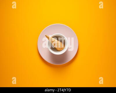 Eiskegel in einer weißen Schüssel auf gelbem Hintergrund. Draufsicht, Kopierraum. Kreatives Lebensmittelkonzept. Stockfoto