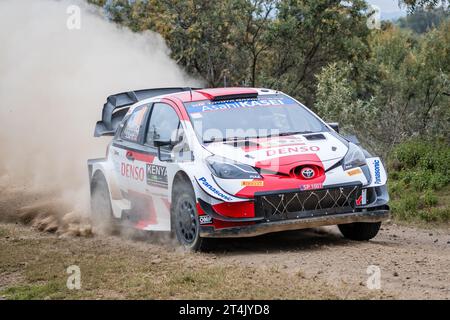 WRC Safari Rallyefahrzeug auf staubiger Schotterstraße in Kenia Stockfoto