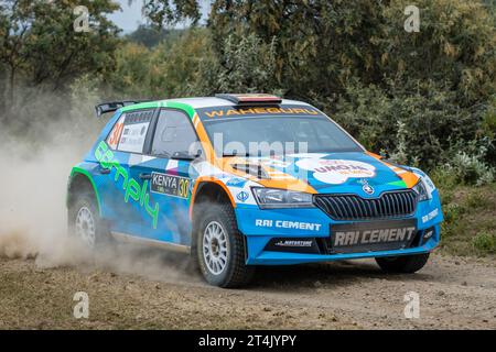 WRC Safari Rallyefahrzeug auf staubiger Schotterstraße in Kenia Stockfoto