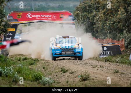 WRC Safari Rallyefahrzeug auf staubiger Schotterstraße in Kenia Stockfoto