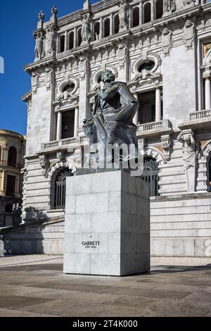 Statue von Almeida Garrett, Schriftstellerin und Politikerin, vor dem Rathaus in Porto, Portugal am 20. Oktober 2023 Stockfoto