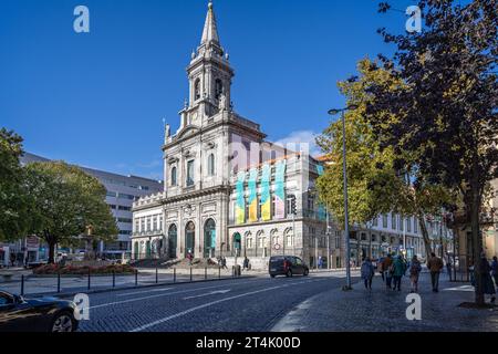 Kirche der Heiligen Dreifaltigkeit auf dem Trindade-Platz, Porto, Portugal am 20. Oktober 2023 Stockfoto