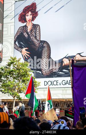 Menschenmassen versammeln sich bei der pro-palästinensischen Demonstration in Piccadilly. Stockfoto