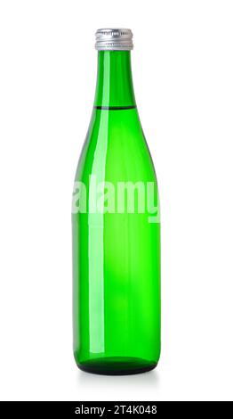 Grüne Glasflasche isoliert auf weißem Hintergrund mit Beschneidungspfad Stockfoto