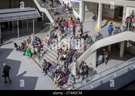 Am 20. Oktober 2023 saßen auf den Treppen des Bolhao-Marktes in Porto, Portugal, und aßen und tranken Stockfoto