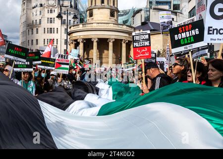 März Für Palästina. Große palästinensische Flagge, die durch die Straßen Londons getragen wird. Stockfoto