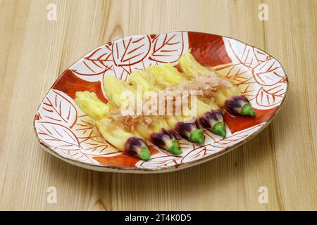 Essbare Okra-Blüten, die in Dashi-Brühe getaucht sind und mit Bonitoflocken bestreut sind, japanische Küche Stockfoto