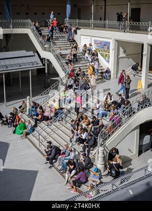 Am 20. Oktober 2023 saßen auf den Treppen des Bolhao-Marktes in Porto, Portugal, und aßen und tranken Stockfoto