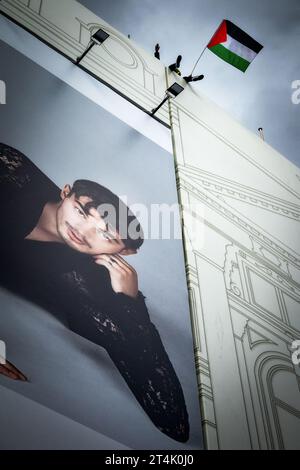 Die Flagge Palästinas fliegt vom Dach des Trocadero am Piccadilly Circus, während Tausende auf den Straßen Londons marschieren, um Palästina zu unterstützen. Stockfoto