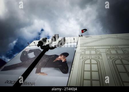 Die Flagge Palästinas fliegt vom Dach des Trocadero am Piccadilly Circus, während Tausende auf den Straßen Londons marschieren, um Palästina zu unterstützen. Stockfoto