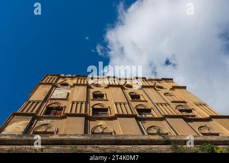 Palermo, Sizilien, 2016. Niedrigwinkelaufnahme einer der Seiten des Palazzo dei Normanni, der ältesten königlichen Residenz Europas Stockfoto