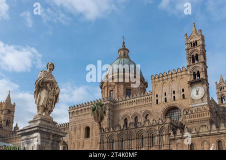 Palermo, Sizilien, 2016. Die Statue des Heiligen Eustace vor der Kathedrale von Palermo (auch bekannt als Basilica Cattedrale della Santa Vergine Maria Assunta) Stockfoto