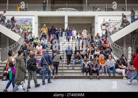 Am 20. Oktober 2023 saßen auf den Treppen des Bolhao-Marktes in Porto, Portugal, und aßen und tranken Stockfoto