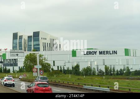 Vienne, Frankreich - 16. Mai 2023: Leroy Merlin Store, großes Schild. Französisches Einzelhandelsunternehmen, Heimwarengeschäft in Vienne. Stockfoto