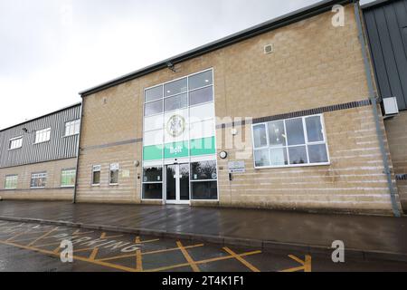 Allgemeine Ansicht des Stadions vor dem Spiel der EFL League 2 zwischen den Forest Green Rovers und Crawley Town im New Lawn Stadium. Oktober 2023 Stockfoto