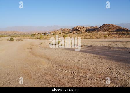 Künstlerische Felsen in der Wüste in der Nähe der afrikanischen Stadt Tafraout in der Provinz Tiznit, Souss-Massa in Marokko klarer blauer Himmel an 2023 warmen, sonnigen Wintertagen im Januar Stockfoto