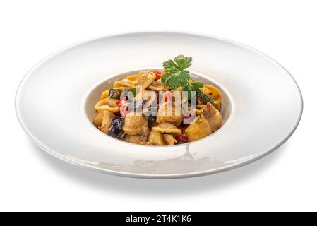 Orecchiette Nudeln gekocht mit Auberginen und Zucchini und Tomatensauce und Petersilienblättern in weißer Platte isoliert auf weiß mit Clippingh PA Stockfoto