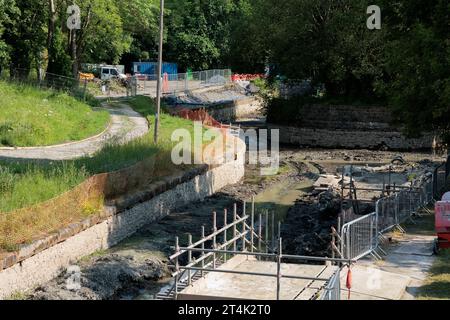 Kanalreparaturarbeiten am entwässerten Llangollenkanal im Trevor-Becken in Nordwales Stockfoto