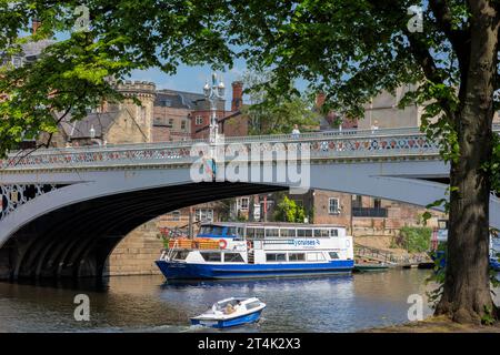 Vergnügungsboote auf dem Fluss Ouse an der Lendal Bridge York Yorkshire England Stockfoto