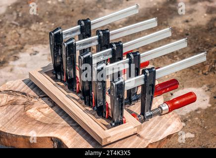 Schreinerklammern kleben einen Holzrahmen Stockfoto