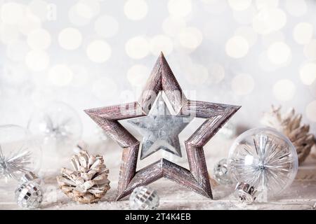 Weihnachtshintergrund mit dekorativem Stern, Weihnachtskugeln und Tannenzapfen Stockfoto
