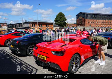 Liepaja, Lettland, 20. Juli 2023: Europäische Ferrari-Autobesitzer-Veranstaltung und öffentliche Automobilausstellung, Ferrari 488 Spider im Vordergrund Stockfoto