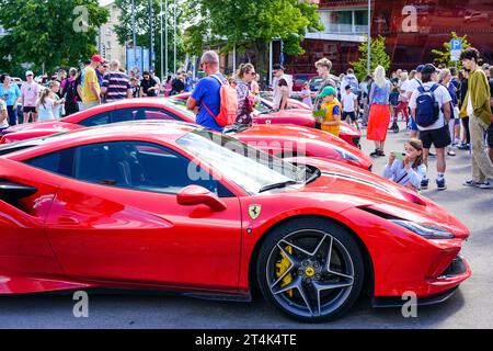 Liepaja, Lettland, 20. Juli 2023: Europäische Ferrari-Autobesitzer-Veranstaltung und öffentliche Automobilausstellung, Ferrari F8 Tributo im Vordergrund Stockfoto