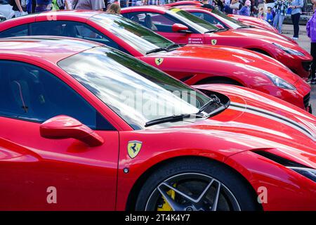 Liepaja, Lettland, 20. Juli 2023: Europäische Ferrari-Autobesitzer-Veranstaltung und öffentliche Automobilausstellung, Ferrari F8 Tributo im Vordergrund Stockfoto