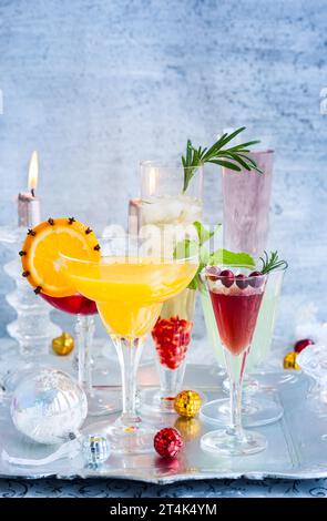 Festliche Cocktails für den Urlaub auf dem silbernen Tablett Stockfoto