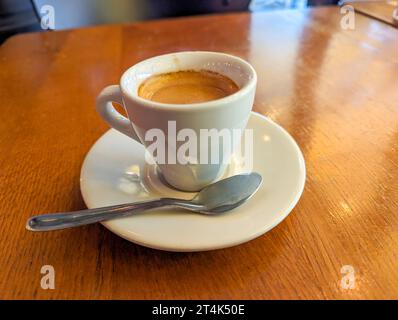 Traditioneller Espresso-Kaffee in einer weißen Tasse auf dem Tisch eines Pariser Bistros Stockfoto