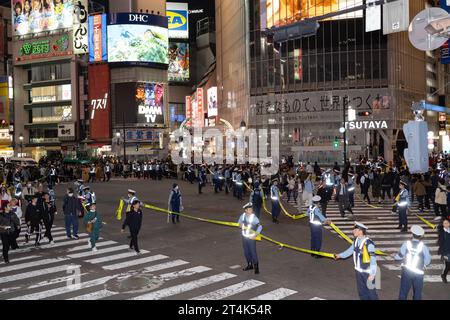 Tokio, Japan. 31. Oktober 2023. Die Schwärmer navigieren auf ihrem Weg zur Shibuya Station durch die Barrieren der Menschenmenge um den Hachiko Platz, nachdem sie Halloween gefeiert haben, unter strengen Einschränkungen der lokalen Shibuya Stadtverwaltung. Shibuya Bürgermeister Ken Hasebe, ermutigt durch die Seoul Itaewon Katastrophe, hat Halloween-Feiern verboten und ausländische Touristen gewarnt, sich von Shibuya fernzuhalten, nachdem sie eine mehrjährige Kampagne durchgeführt hatten, um die Volksversammlung zu töten, indem sie vor einer potenziellen Schreckenssituation warnten, obwohl es keine Vorfälle gab, die eine Katastrophe in Tokio nach Itaewon-Art zur Kontrolle der Menschenmenge beinhalteten. Trinken und Rauchen sind das Stockfoto