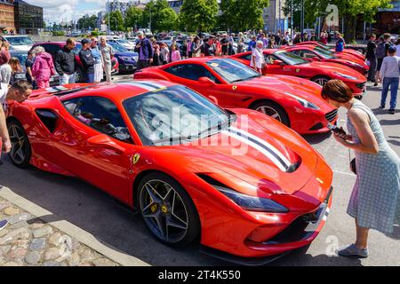 Liepaja, Lettland, 20. Juli 2023: Europäische Ferrari-Autobesitzer-Veranstaltung und öffentliche Automobilausstellung, Ferrari F8 Tributo im Vordergrund Stockfoto